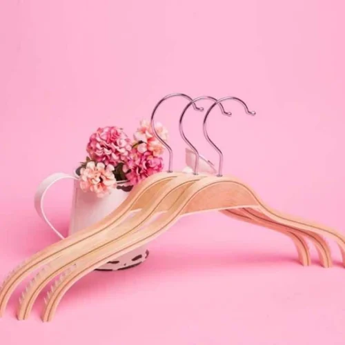 ไม้แขวนเสื้อซารา ไม้แท้ คุณภาพดี (ราคา 12 ชิ้น)