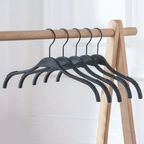 ไม้แขวนเสื้อพลาสติกสีดำ ขายส่ง 100 ชิ้นขึ้นไป