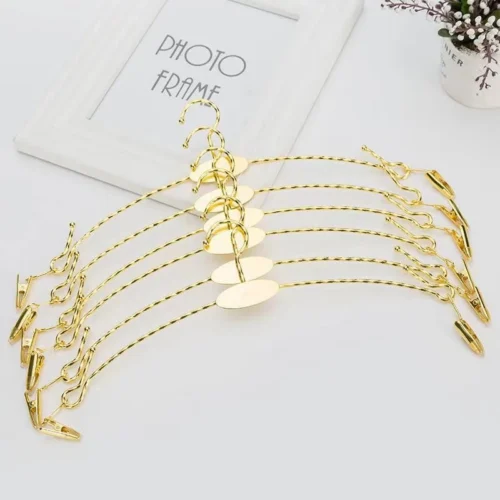 ไม้แขวนเสื้อมีที่หนีบ สามารถหนีบเสื้อผ้าชิ้นเล็กๆ หรือเสื้อชั้นในกางเกงในได้ (แพ็ค 10 ชิ้น)