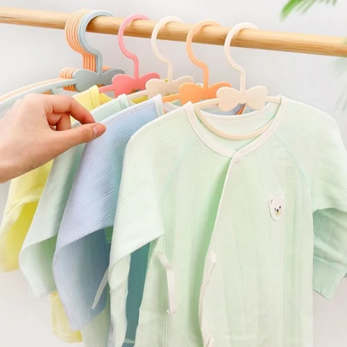 ไม้แขวนเสื้อเด็กพลาสติก รูปโบว์กันลื่น ขายส่งคละสี 100 ชิ้น